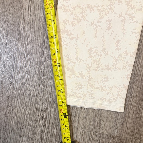 Fabletics Define High-Waisted 7/8 in soft white mini nueue camo Leggings - Picture 3 of 8